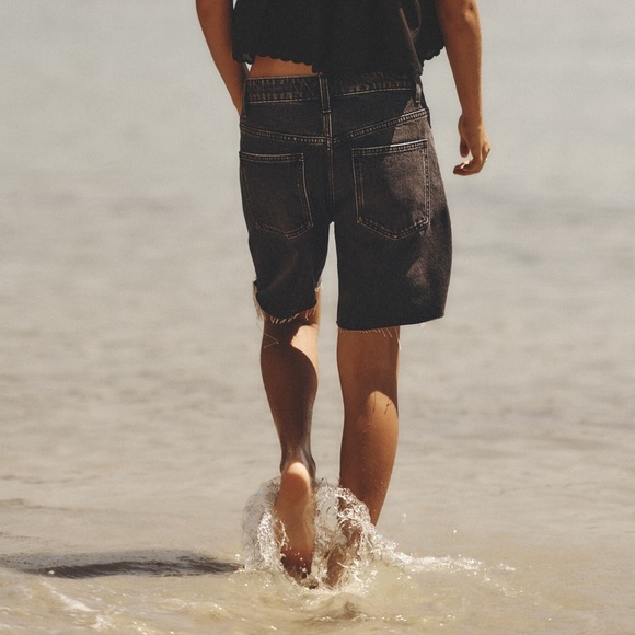 New Zara mid rise loose fit bermuda black washed denim distressed shorts - Picture 6 of 11